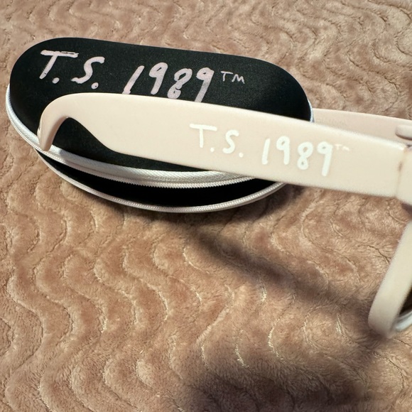 Taylor Swift 1968 rayban style - Picture 3 of 4